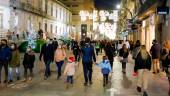NAVIDAD. Ciudadanos pasean por las calles de Vigo con la mascarilla puesta. 