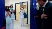 El presidente andaluz, Juanma Moreno, saluda a unas enfermeras en el Hospital Universitario de Jaén.
