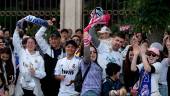 Madridistas celebran el título de Liga, en la Plaza de Cibeles. / Diego Radamés / Europa Press.