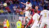 ACCIÓN. El jugador del Real Madrid, Casemiro, tras golpear el balón en el partido ante la Roma.