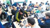 CONCENTRACIÓN. Los alumnos del Instituto Cástulo juegan al ajedrez.