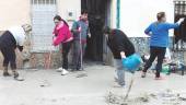 COOPERACIÓN. Vecinos de Villanueva de la Reina trabajan en las labores de limpieza.