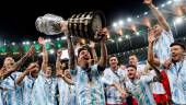 Messi alza el trofeo de la Copa América rodeado de sus compañeros.