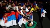 TÍTULO. Novak Djokovic celebra el Open de Australia con los seguidores serbios presentes en la Rod Laver Arena.