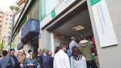 TRABAJO. Individuos esperando para entrar en una oficina del Servicio Andaluz de Empleo.