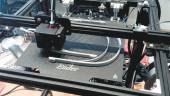 CIENCIA. La impresora 3-D fabrica uno de los elementos de las pantallas faciales.