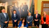 GRANADA. La consejera de Igualdad firma en el libro de honor del Ayuntamiento, en presencia del alcalde.
