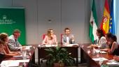 NEGOCIACIÓN. Marifrán Carazo, la consejera de Fomento, y Julio Millán, el alcalde, presiden la reunión celebrada en la Consejería.