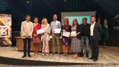 GRUPO. Francisco Martínez, Lola García y Julio Millán posan junto a los galardonados en la primera edición de los premios al cooperativismo en Jaén.