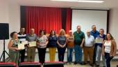 HOMENAJE. Entrega de diplomas a los distinguidos donantes de sangre, junto al alcalde y los concejales.
