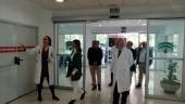 PASEO. Trinidad Rus visita el Hospital Neurotraumatológico con motivo del Día Mundial del Ictus.