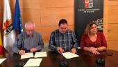ACUERDO. Esteban Sánchez y Víctor Torres se disponen a firmar el convenio.