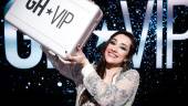 FELICIDAD. La madrileña Adara Molinero posa con el maletín de ganadora de “GH VIP 7”.