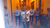 MAESTRO. Francisco Expósito toca el saxofón en la calle.