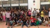 DESPEDIDA. Algunos de los niños saharauis que vinieron el verano pasado a Jaén, en el aeropuerto antes de volver a su país. 