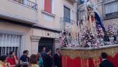 ENTREGADOS. Devotos y compañeros de trono junto a la Virgen del Rosario en la calle Pilar de la Imprenta, minutos después de su salida.