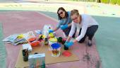 EDUCACIÓN. A la izquierda, algunas voluntarias durante la realización de las mejoras. A la derecha, uno de los juegos que se pintaron en el patio del colegio “San Fernando”.