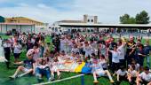 Los jugadores del Martos CD celebran el ascenso junto a sus aficionados en Porcuna.