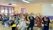 Los alumnos del Colegio Nuestra Señora de Belén de Noalejo dibujan un corazón al cielo con sus manos. / Ana Isabel Bravo / Diario JAÉN. 