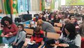 EDUCACIÓN. Participantes durante la celebración de la actividad, en la biblioteca del colegio Tucci.
