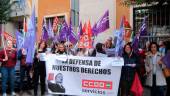CONCENTRACIÓN. Trabajadores de Royal Menú se manifiestan frente a la Delegación de Educación.