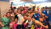 alegría. Los futbolistas del Linares Deportivo y el cuadro técnico celebran la victoria en Alhaurín de la Torre.