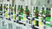 MERCADO. Botellas de aceite de oliva preparadas para venderse.
