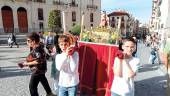 Costaleros infantiles portan la cruz de mayo a su paso por Bernabé Soriano, en Jaén. / Francisco J. Marín / Diario JAÉN. 