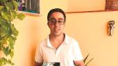 VOLUNTAD. El joven Javier Aguilera Álvarez muestra su libro “Nunca dejemos de creer”, en el que relata la superación de la barreras que suponen las enfermedades vinculadas con el síndrome de Charge.