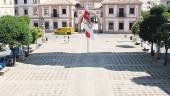 HOMENAJE. La bandera de la ciudad, a media asta en la Plaza de España.