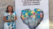 iniciativa. La presidenta de la ONG, María Cazalilla, junto a la pancarta que sacan a las calles en el marco de una de las campañas de sensibilización. 