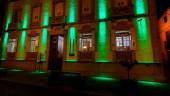 SOLIDARIDAD. Fachada de la Biblioteca Municipal de Villacarrillo, iluminada de verde en conmemoración del Día Nacional del Donante de Órganos.