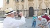 VISITA. Un grupo de turistas toma fotografías de la Catedral de Santa María.