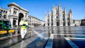 MONUMENTO. Un operario realiza labores de limpieza en la plaza del Duomo de Milán. 