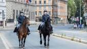 VIGILANCIA. Policías a caballo patrullan Roma. 