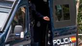 Un agente de la UIP de Policía Nacional cierra la puerta de un furgón policial. / Diego Radamés / Archivo Europa Press.