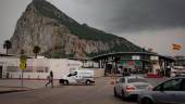 Tránsito de coches y personas en la frontera de Gibraltar. / Marcos Moreno / Archivo Europa Press. 
