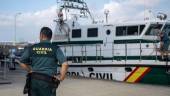  Un agente de la Guardia Civil delante de una embarcación del Servicio Marítimo. / Lorena Sopêna / Archivo Europa Press. 