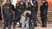 La Policía interviene en el campus de la Universidad de California durante las protestas propalestinas. / Gene Blevins / Europa Press. 