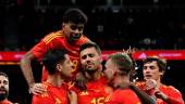 Los jugadores de la selección española celebran el 1-0 de Rodri Hernández ante Brasil. / Alejandro Reguero / Afp7 / Europa Press.