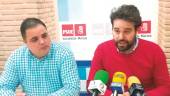 POLÍTICA. Víctor Torres y Juan Francisco Serrano, en la sede del PSOE de Martos.