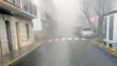 PRECIPITACIONES. Asfalto empapado en la calle Jaime Cebrián, en Cazorla, donde hubo densa niebla desde la tarde.