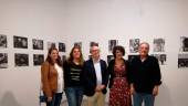 INAUGURACIÓN. María Dolores Galiano, Ginesa López, Rogelio Chicharro, Rosa Martínez y el autor de la exposición, Ángel Nieto.