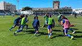 Los jugadores del Linares Deportivo calientan antes del encuentro en el Alfonso Murube. / Linares Deportivo.