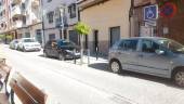 TRÁFICO. Coches aparcados en la avenida San Amador, justo en el tramo donde se aplica el doble sentido.