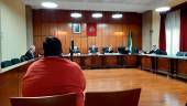 JUICIO. Sala de la Audiencia Provincial con el acusado sentado en el banquillo.