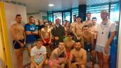 PRÁCTICAS. Francisco Díaz, en el centro, junto con los 30 alumnos del curso de socorrismo en la piscina de Las Fuentezuelas.