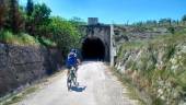 ARCHIVO. Un ciclista se adentra en el túnel de la Vía Verde en Torredelcampo.