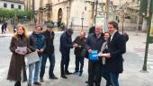 RECOGIDA. Los concejales del Partido Popular (PP) se echan a la calle en busca de apoyo para su iniciativa.