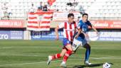 El jugador del Algeciras Armando intenta controlar el balón ante la presión de Marc Mas, del Linares Deportivo.